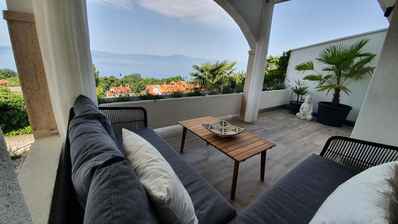 Divine View Apartma Njivice Eksteriør billede